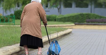 Samotni, biedni, bez opieki. Senat słucha raportu o polskich seniorach