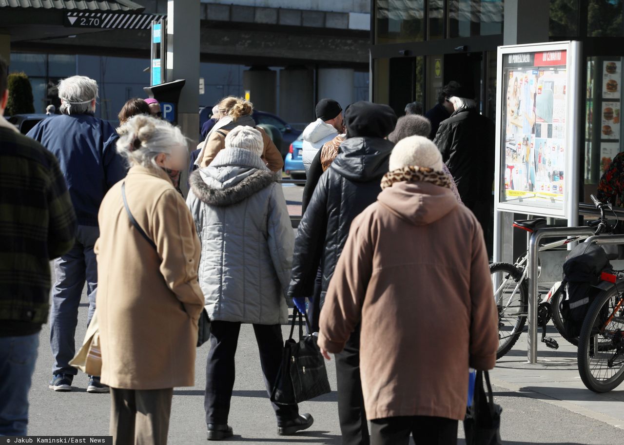 Seniorzy czekają w długich kolejkach do supermarketu. Źle zrozumieli słowa premiera