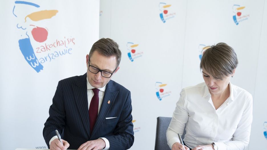 Warszawa. Wiceprezydent Paweł Rabiej i wicedyrektor Francusko-Polskiej Izby Gospodarczej Joanna Jaroch-Pszeniczna podpisują porozumienie.