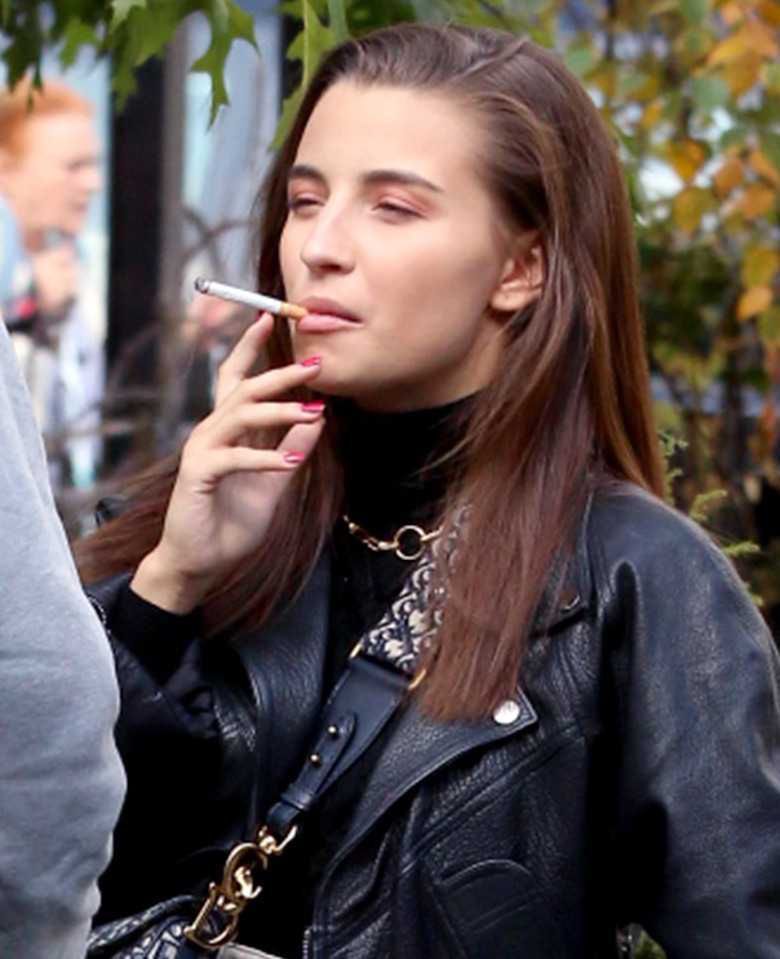 Julia Wieniawa pali papierosa "na spółkę"