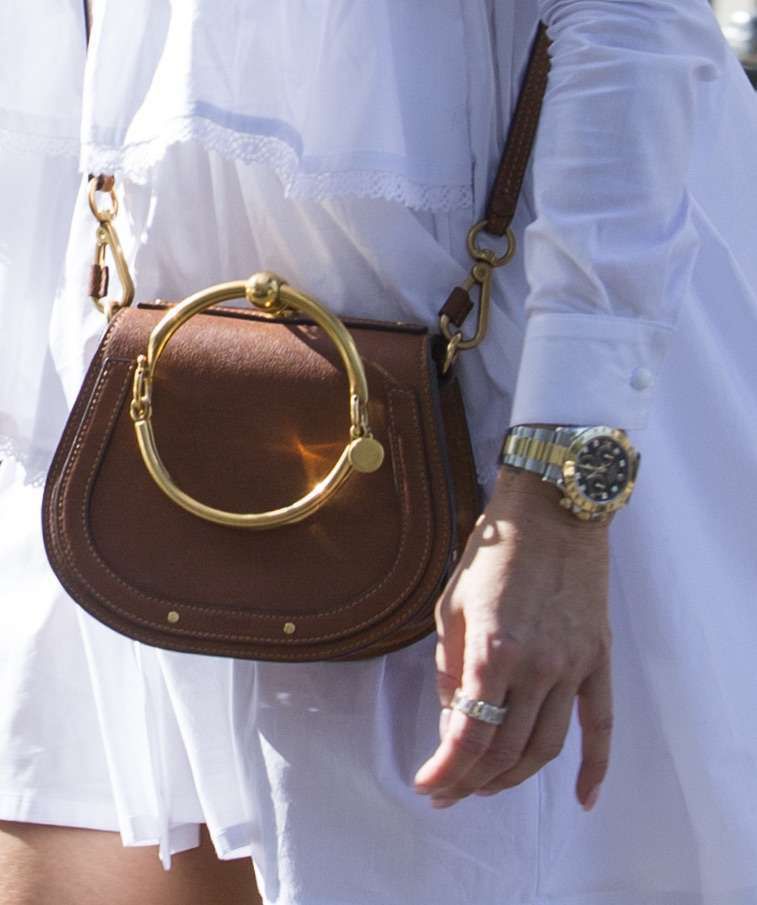 Brązowa torebka z okrągłą złotą rączką