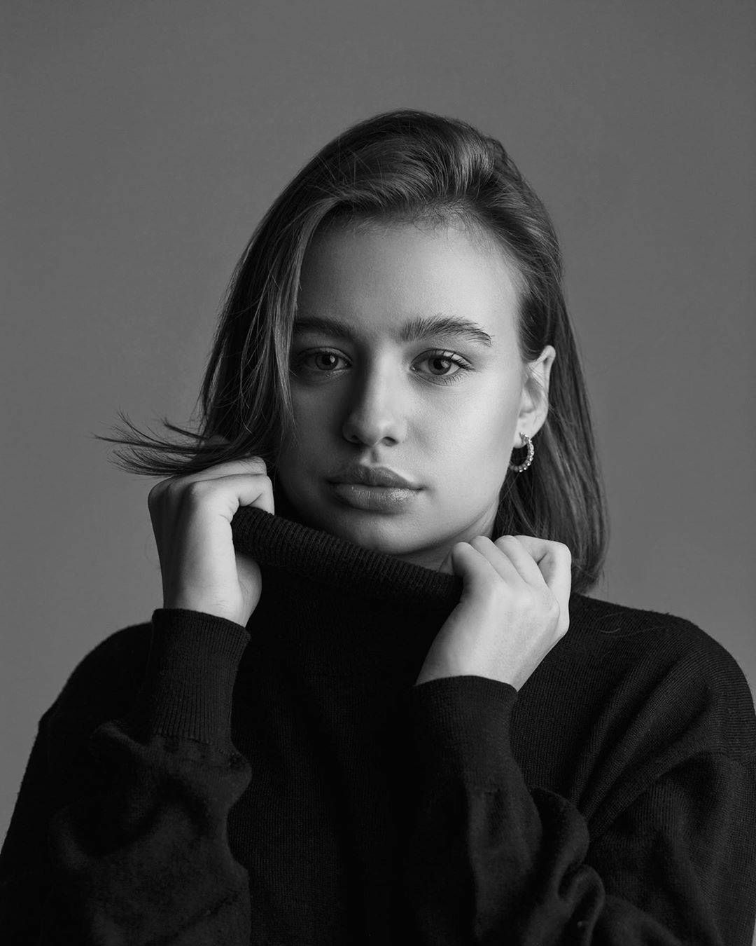 Oliwia Bieniuk w czarno-białej sesji