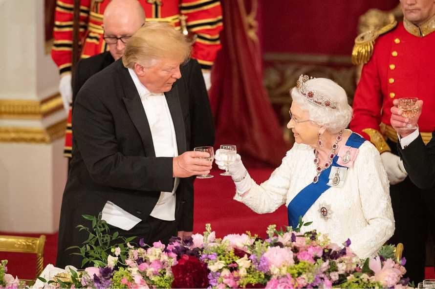 Donald Trump i królowa Elżbieta II na bankiecie w pałacu Buckingham