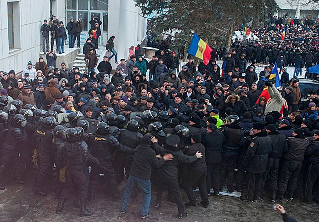 Kryzys w Mołdawii. Gigantyczna korupcja, gwałtowne protesty i wielka polityka