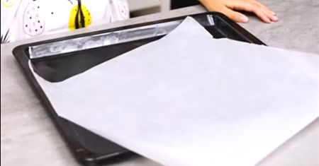 Jeden trik wystarczy, a papier do pieczenia nie będzie się zwijał na blaszce