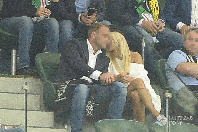 Doda z nowym partnerem na meczu Legia Warszawa-Borussia Dortmund. Zdjęcia 2016. Kim jest chłopak Dody?