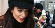 Obwieszona dziećmi Amal Clooney przyłapana samotnie pod hotelem w Nowym Jorku. Bliźniaki nieźle podrosły!