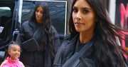 North West jest już małym klonem Kim Kardashian! Wystarczył jeden szczegół, by dziewczynka stała się kopią pięknej mamy!