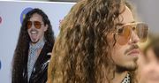 Festiwal jeszcze się nie zaczął, a Michał Szpak już dał pokaz mody w Sopocie! Zarzucił marynarkę na nagie ciało i zrobił furorę!