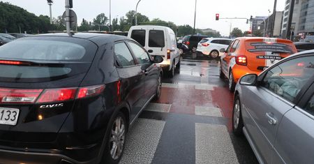 Sparaliżowana Warszawa. Straż miejska odholowała prawie 600 samochodów