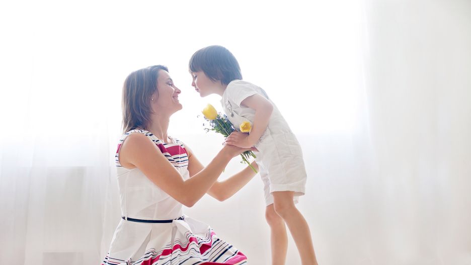 Dzień Matki – zabawne życzenia oraz wierszyki. Zapoznaj się z naszą listą życzeń na Dzień Matki gotowych do wysłania na kartce lub w formie wiadomości SMS