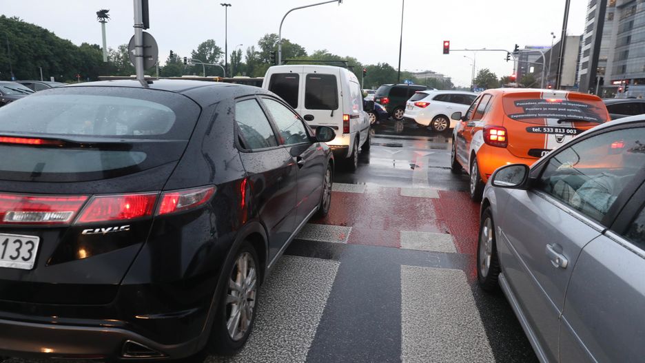 Warszawa. W poniedziałek centrum miasta było spraliżowane
