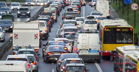 Majówka w Warszawie. Wiele utrudnień na drogach. Specjalne rozkłady jazdy i zamknięte ulice