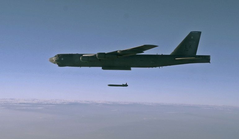 Start pocisku AGM-86 ALCM spod bombowca B-52H. 