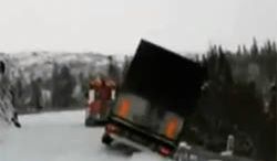 Tir i pomoc drogowa spadały w przepaść