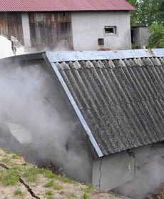 Ziemia pochłonęła budynek