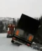 Tir i pomoc drogowa spadały w przepaść