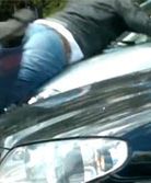 Wściekła kobieta wjechała w motocyklistę