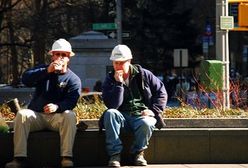 Fala zwolnień grupowych hamuje