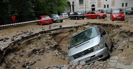 Zalane Powiśle po nawałnicy w Warszawie