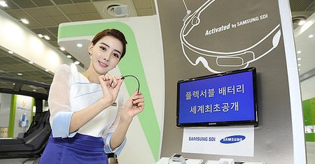 Samsung zaprezentował pierwszą na świecie w pełni elastyczną baterię