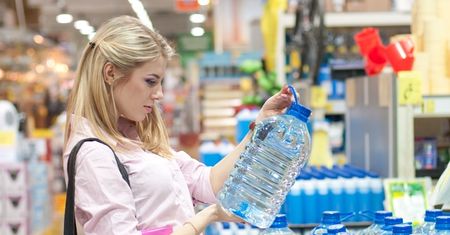 Sprzedaż w małych i średnich w sieciach FMCG spadła o 2,9%