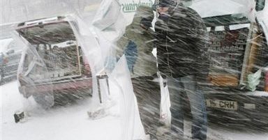 Obfite śniegi w Rumunii zasypały drogi, odcięły prąd