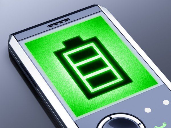 Od paru lat w najlepsze trwa smartfonowa rewolucja. Telefonów bez ekranu dotykowego, niedających pełnego dostęp do internetu i możliwości instalowania aplikacji według uznania praktycznie się już nie sprzedaje. No bo kto by takie chciał, wydają się pytać producenci i operatorzy. A jednak istnieje wiele argumentów za tym, że klasyczne komórki, nieoferujące tych dodatkowych możliwości, wcale nie były gorsze. Czasami można odnieść wrażenie, że smartfony wciska się teraz wszystkim, nawet tym, którzy nie tylko ich nie potrzebują, ale którym wręcz zdecydowanie bardziej odpowiadałaby klasyczna komórka. Szczególnie, jeżeli cenią sobie takie cechy jak…

Znacznie dłuższy czas działania na baterii
<br/
U każdego, kto korzysta jeszcze ze zwyczajnej komórki, informacje o czasie działania nowoczesnych smartfonów powodują nieodmiennie zdziwienie i niedowierzanie. Jeden dzień i to nie zawsze? Trzeba uważać, żeby za dużo nie korzystać, bo późnym wieczorem bateria może się już rozładować? Nawet fani smartfonów muszą przyznać, że w porównaniu chociażby ze starymi Nokiami, które potrafiły na jednym ładowaniu wytrzymać i tydzień, wypadają one nad wyraz słabo. To wciąż największy problem nowoczesnych telefonów i nie ma co udawać, że on nie istnieje.