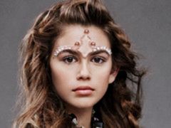 Jaka matka, taka córka. Zjawiskowa Kaia Gerber w "Teen Vogue"