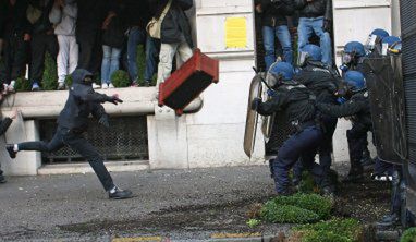 Starcia policji z młodzieżą w Paryżu