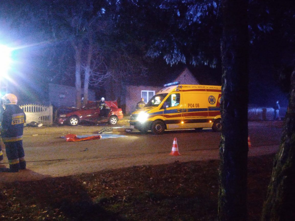 Tragiczny wypadek w Żychowie. Auto wpadło na drzewo