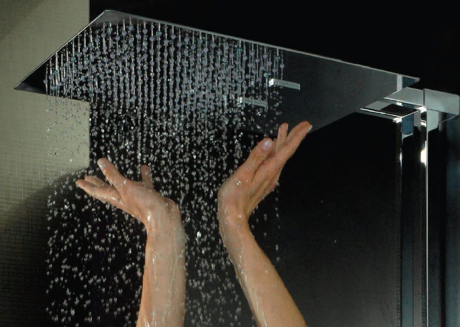 Prysznic z deszczownicą - kąpiel w strugach deszczu