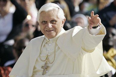 Benedykt XVI modli się o zgodę i pokój na świecie