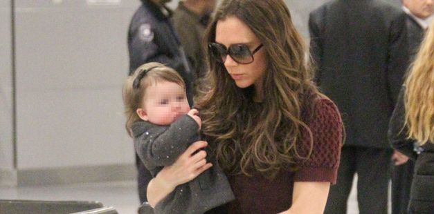 Victoria Beckham z córeczką na lotnisku