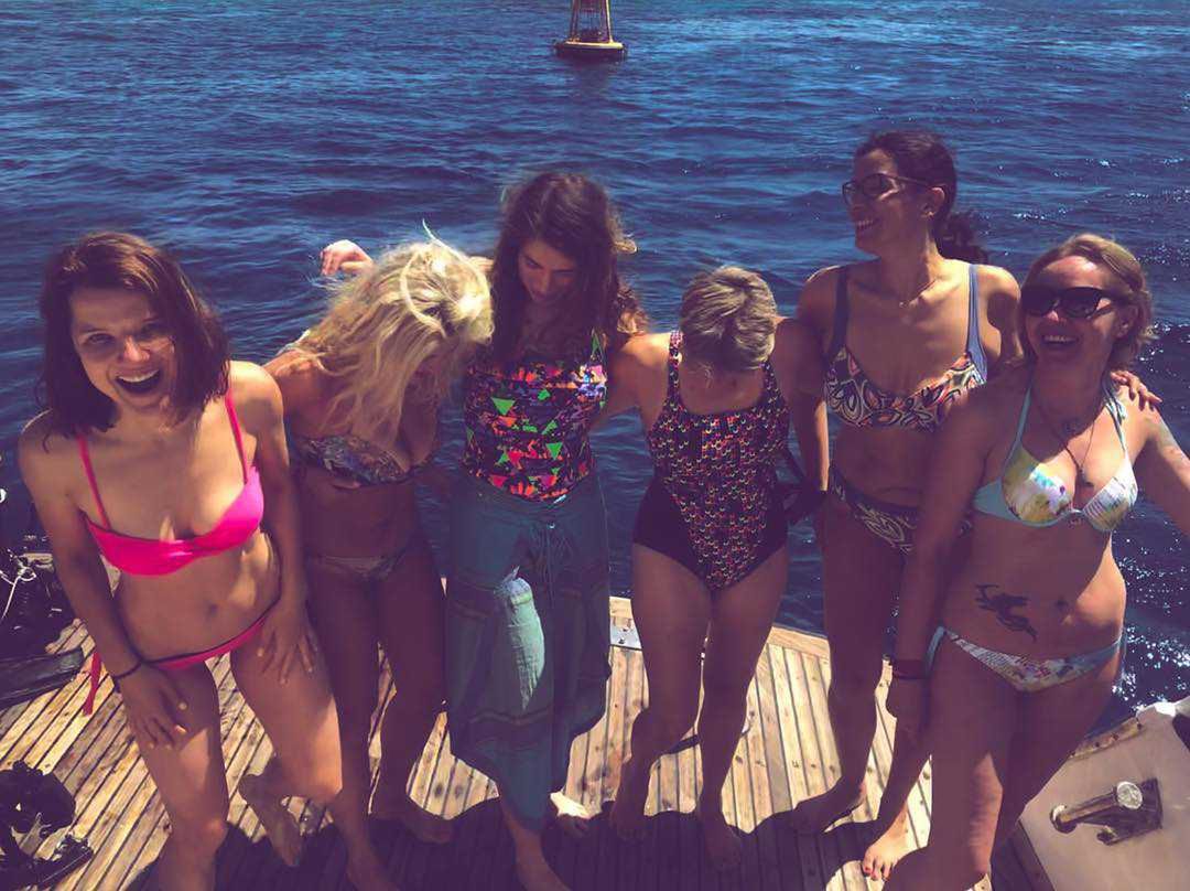 Joanna Jabłczyńska pokazała brzuch w bikini (pierwsza z lewej)