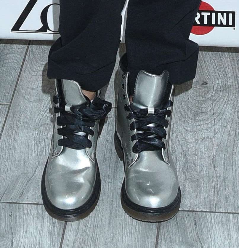 Małgorzata Rozenek w metalicznych butach