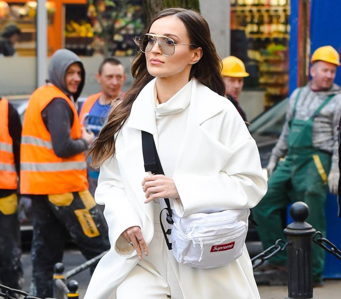 Marina Łuczenko w białej stylizacji