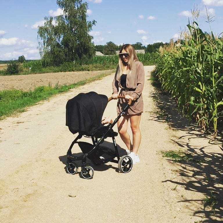 Małgosia Borysewicz wybrała się z synkiem na spacer