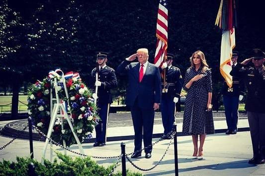 Melania Trump wybrała suknię w kropki