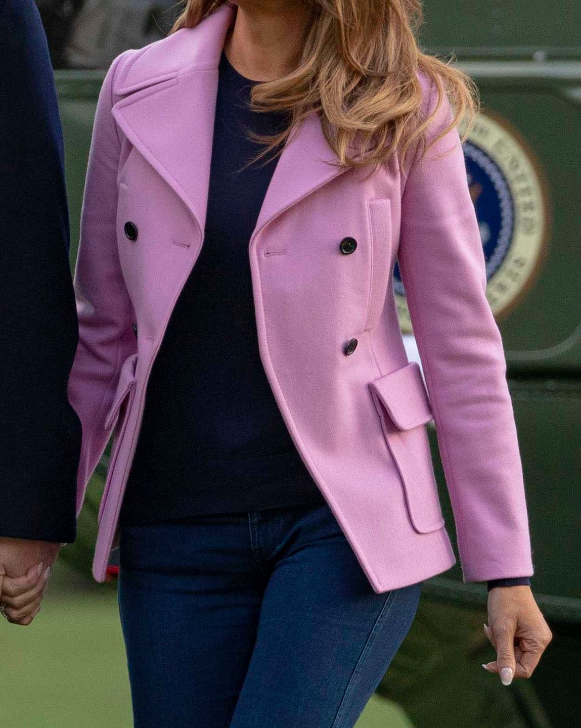 Melania Trump w stylowej marynarce wysiada z samolotu