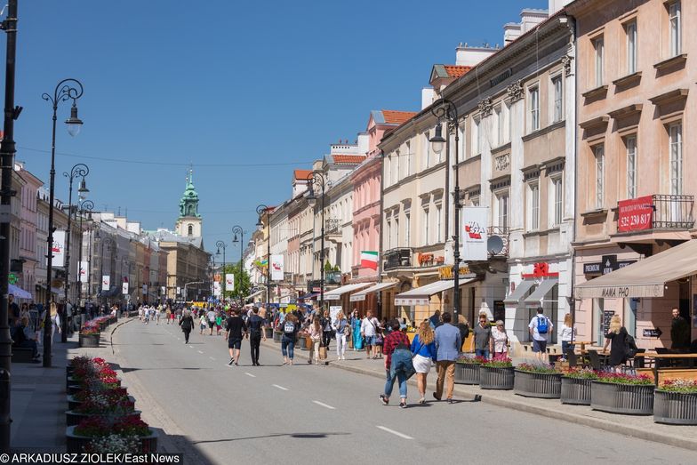 Ulica Nowy Świat w Warszawie może się niedługo ubiegać o tytuł najdłuższej restauracji Europy