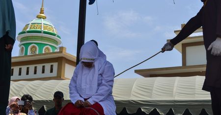 22 baty w Indonezji. Pobito pary za publiczne okazywanie uczuć