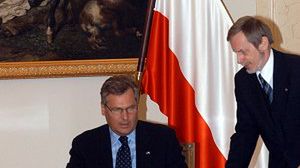 Prezydent Aleksander Kwaśniewski podpisuje ustawę