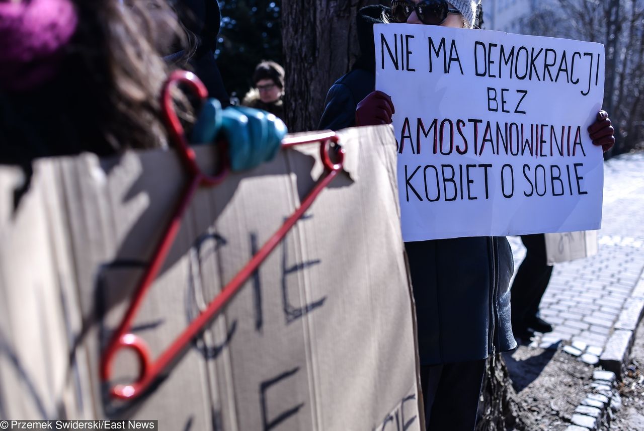 Czarny Piątek. Tysiące kobiet broni prawa do aborcji. Jesteśmy na miejscu