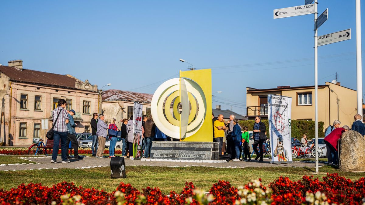 Wieś, a już wkrótce miasto Piątek, znane jest z tego, że do niedawna miało punkt uważany za geometryczny środek Polski.