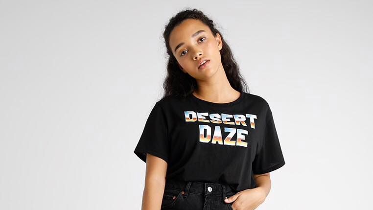 Jest przezroczysta, w przeciwieństwie do białych siatek z supermarketów