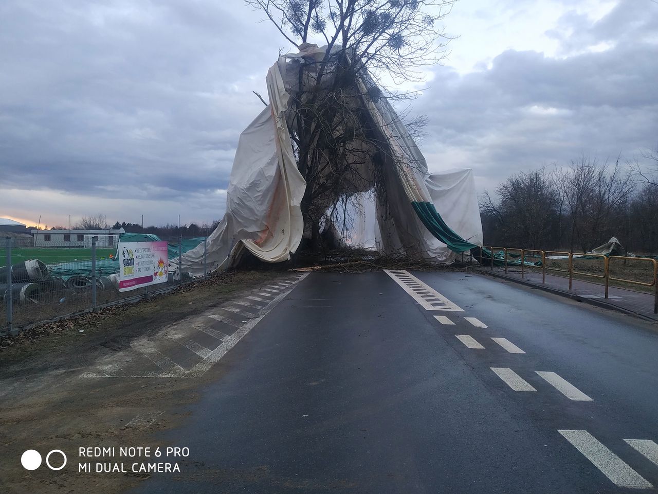 Silny wiatr w Legionowie. Zerwał namiot z boiska