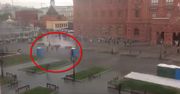 Toalety przenośne "zaatakowały" przechodniów. Zaskakujące wideo z Moskwy