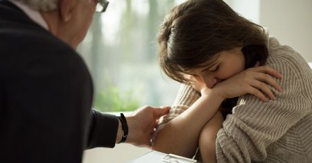 Przykładny lekarz i mąż w domu katował żonę. Wciąż pracuje w szpitalu