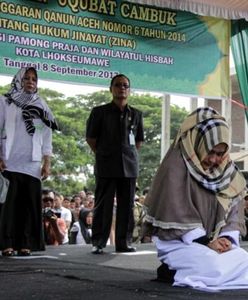 Spacerowała z mężczyzną. Za karę dostała 100 batów